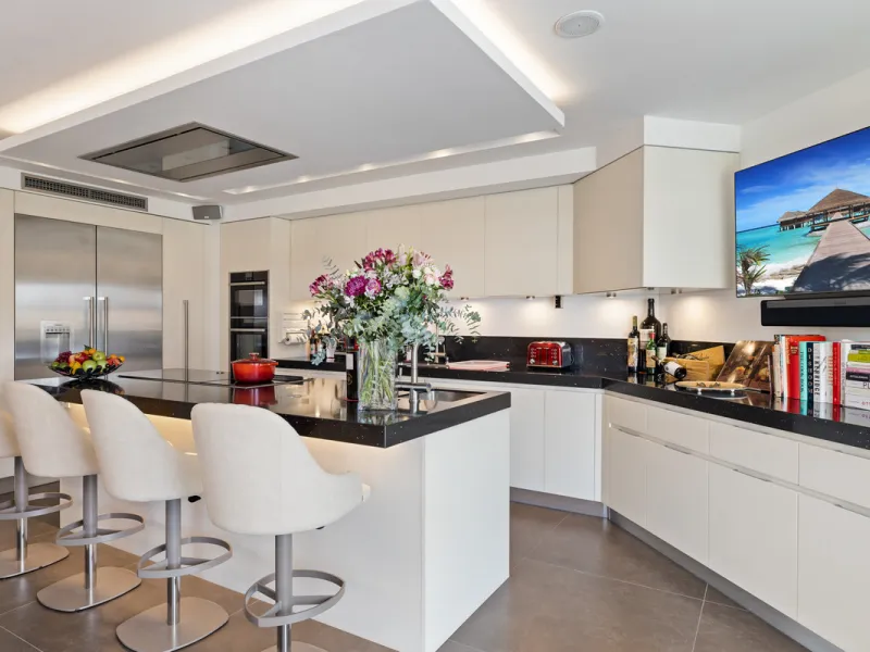 A great, recently renovated villa with a perfect fusion between contemporary design and Andalusian style.