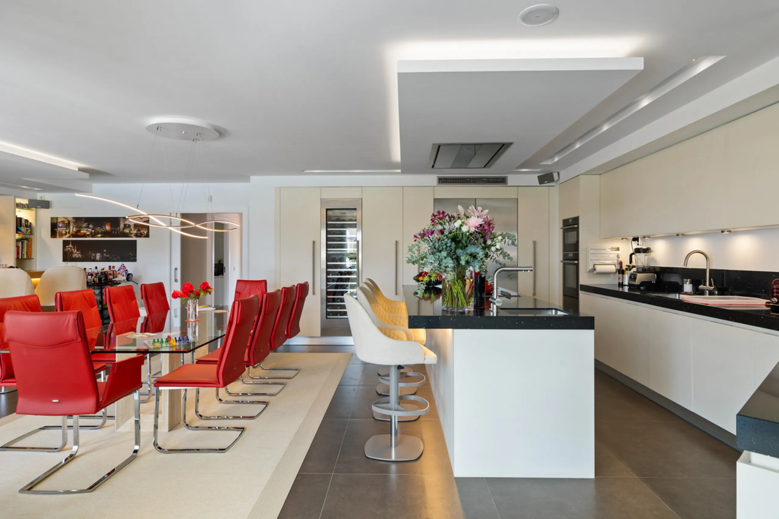 A great, recently renovated villa with a perfect fusion between contemporary design and Andalusian style.