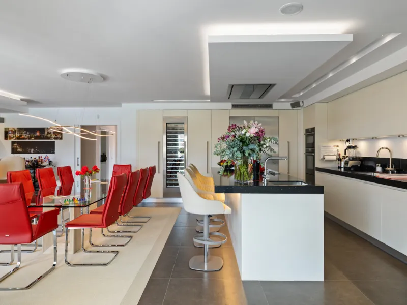 A great, recently renovated villa with a perfect fusion between contemporary design and Andalusian style.