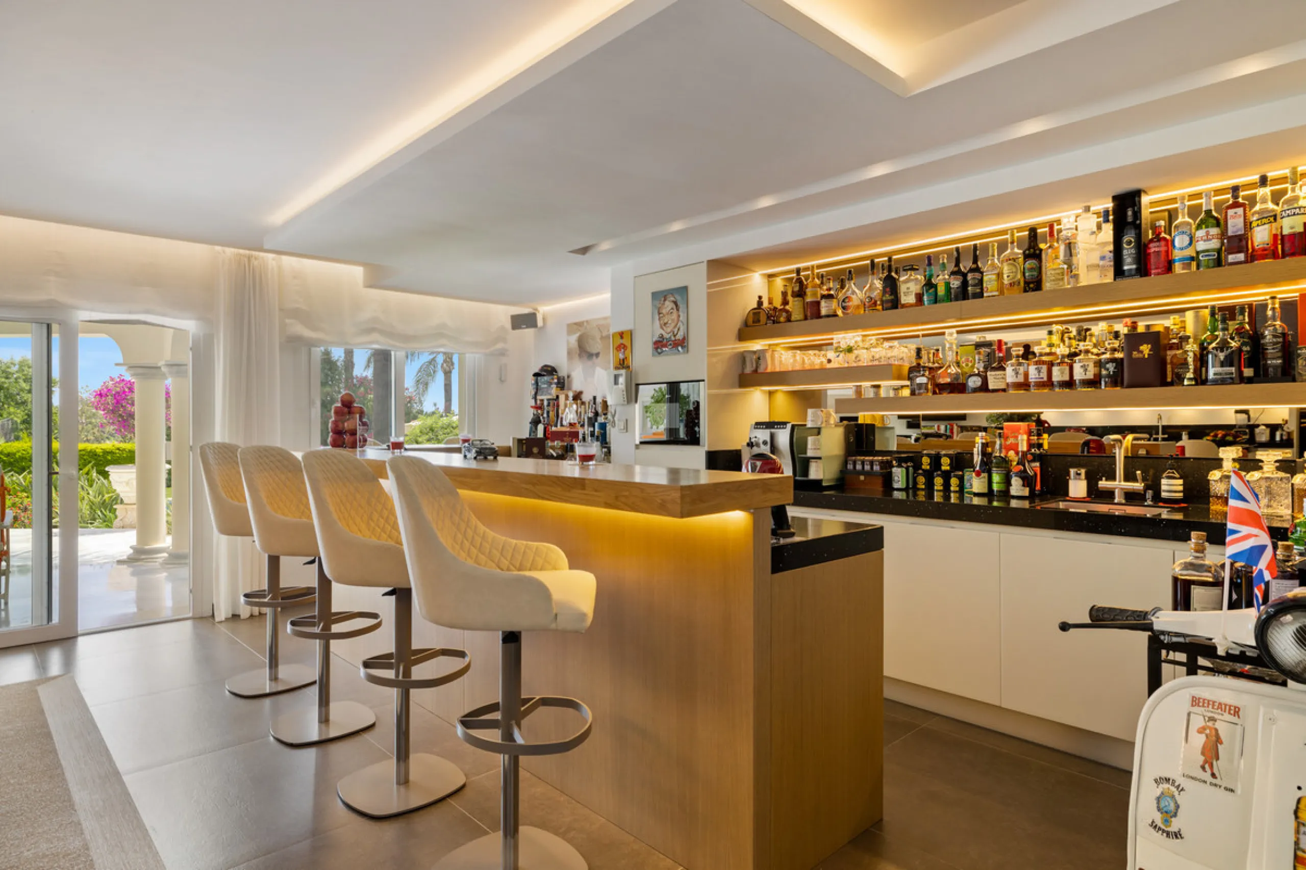A great, recently renovated villa with a perfect fusion between contemporary design and Andalusian style.