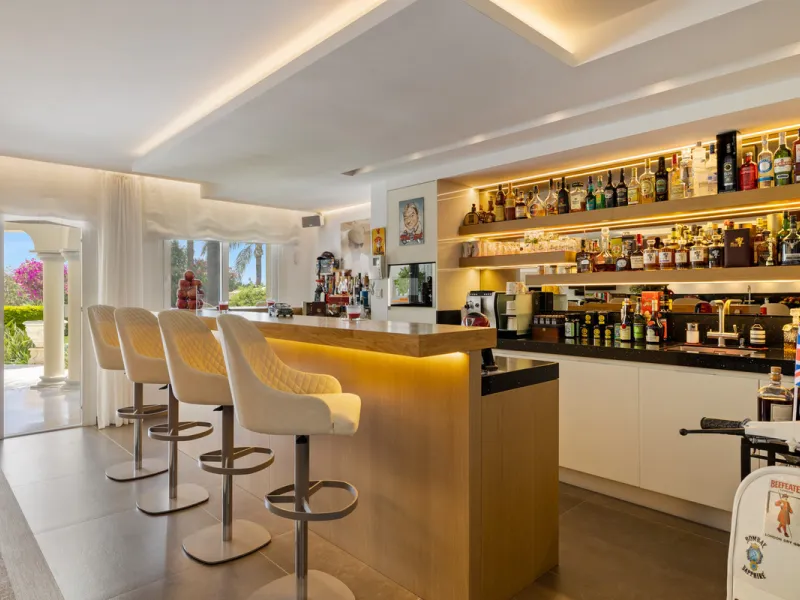 A great, recently renovated villa with a perfect fusion between contemporary design and Andalusian style.