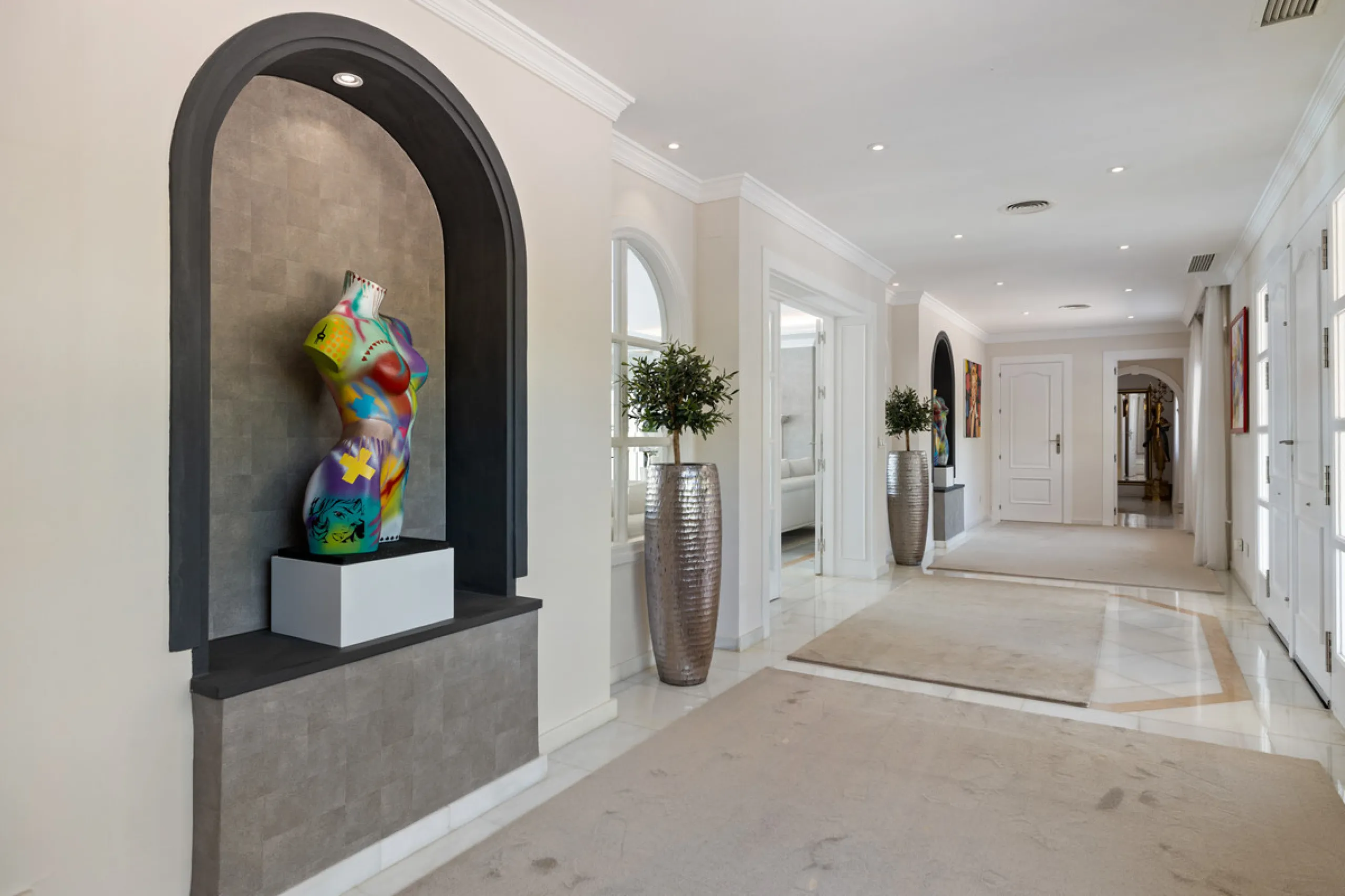 A great, recently renovated villa with a perfect fusion between contemporary design and Andalusian style.