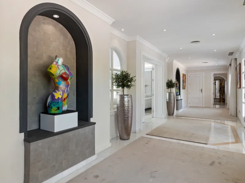 A great, recently renovated villa with a perfect fusion between contemporary design and Andalusian style.