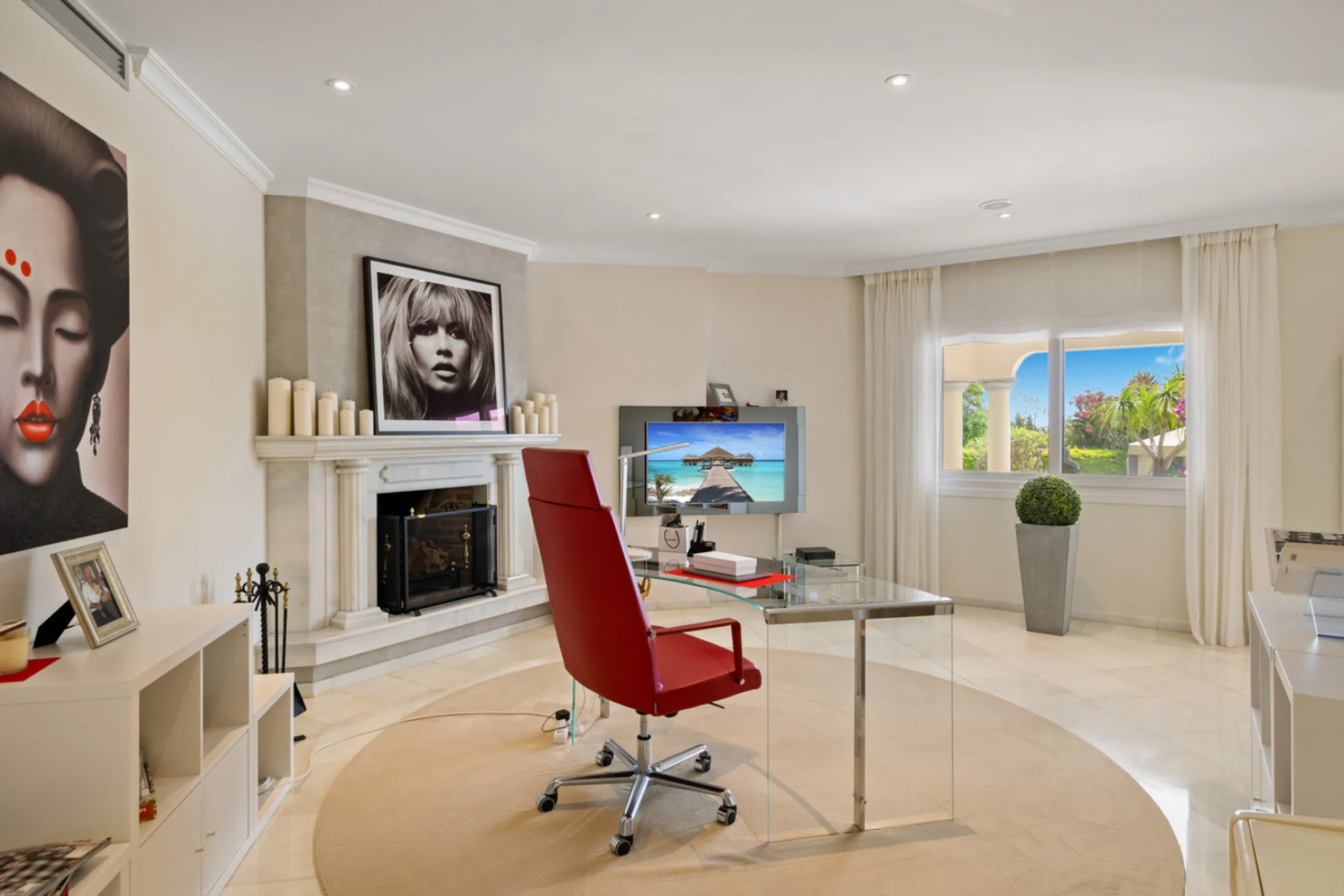 A great, recently renovated villa with a perfect fusion between contemporary design and Andalusian style.