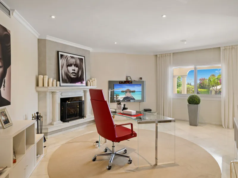 A great, recently renovated villa with a perfect fusion between contemporary design and Andalusian style.