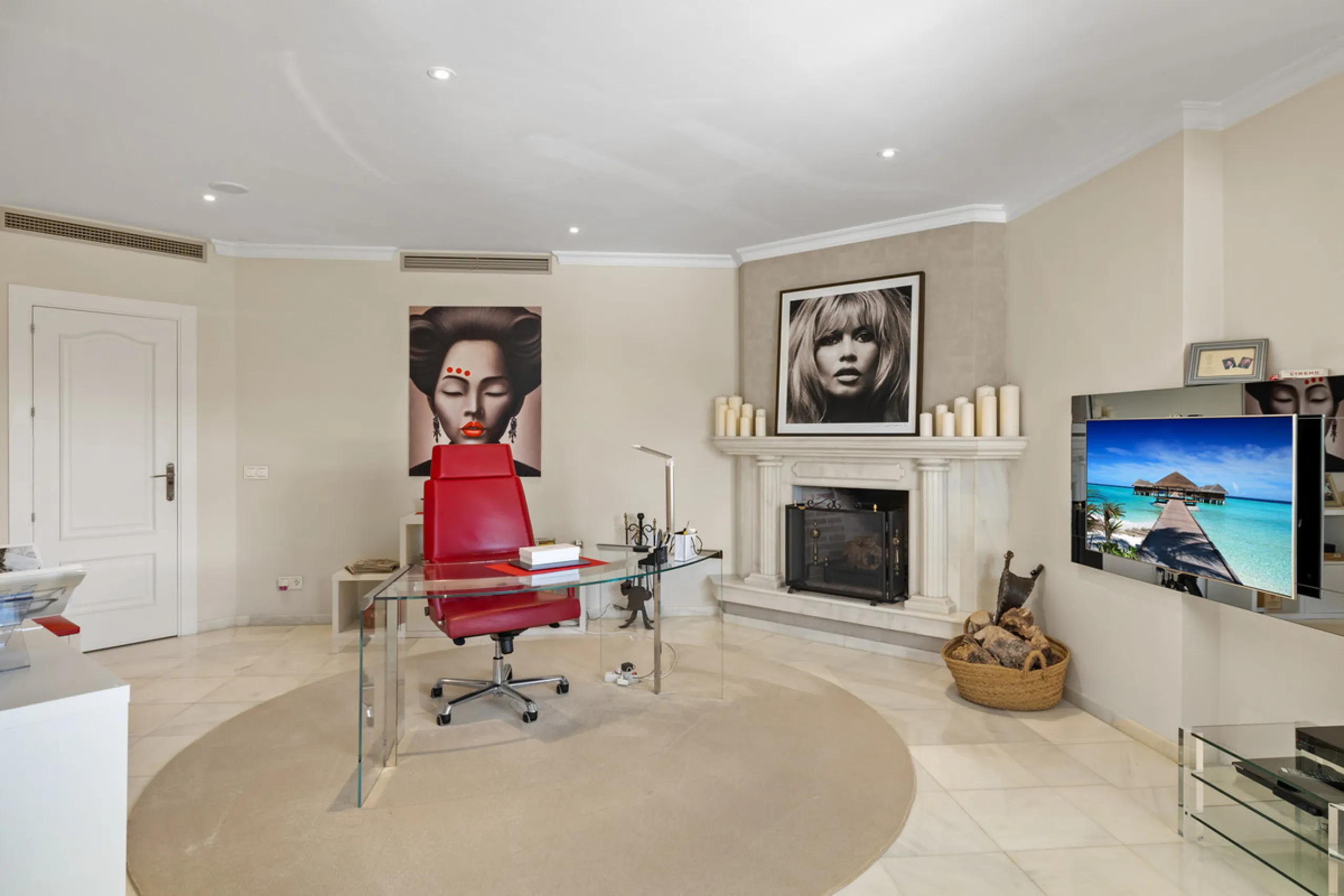 A great, recently renovated villa with a perfect fusion between contemporary design and Andalusian style.
