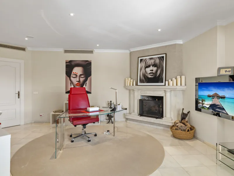 A great, recently renovated villa with a perfect fusion between contemporary design and Andalusian style.