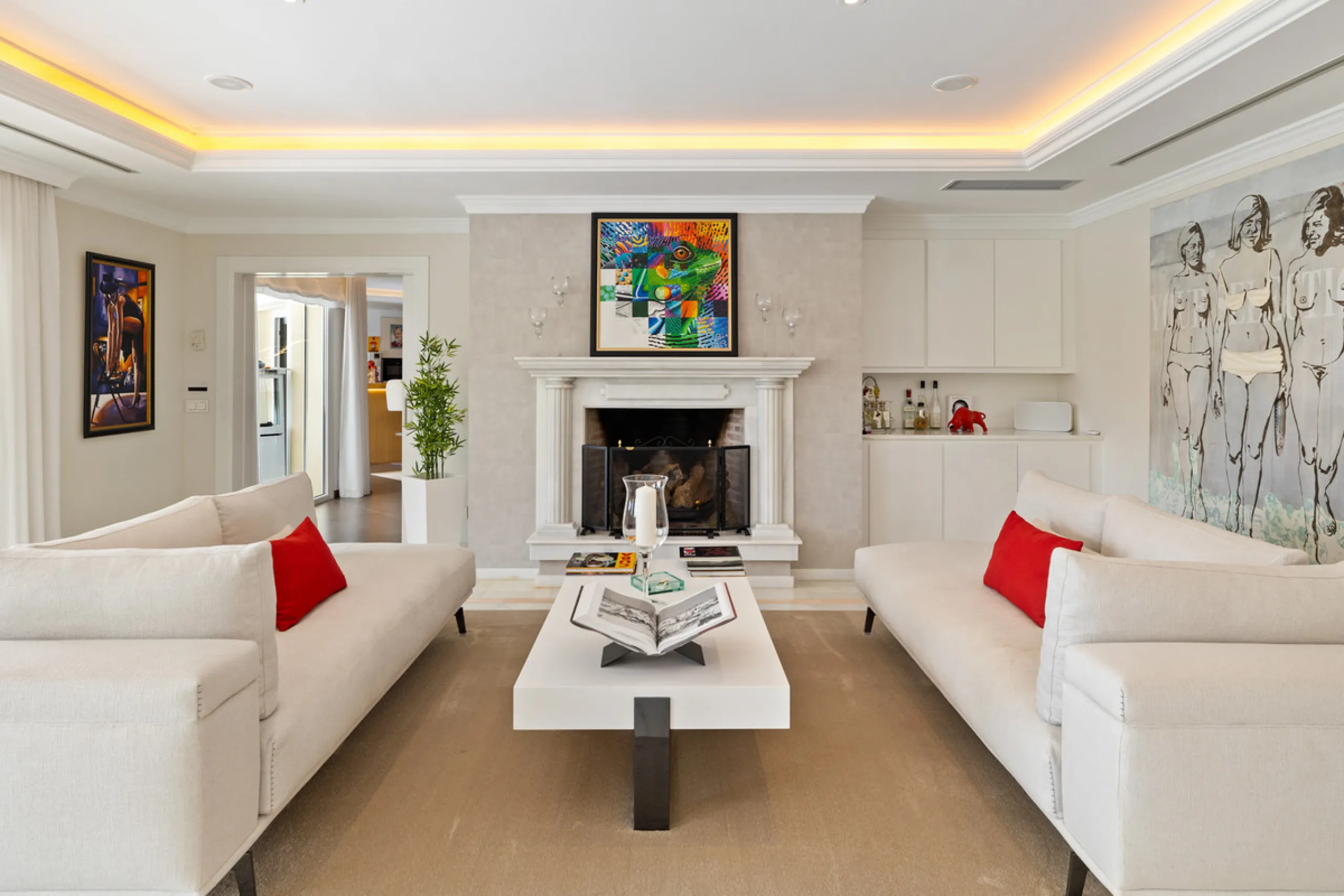 A great, recently renovated villa with a perfect fusion between contemporary design and Andalusian style.