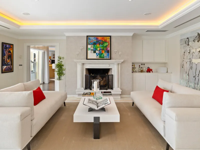 A great, recently renovated villa with a perfect fusion between contemporary design and Andalusian style.