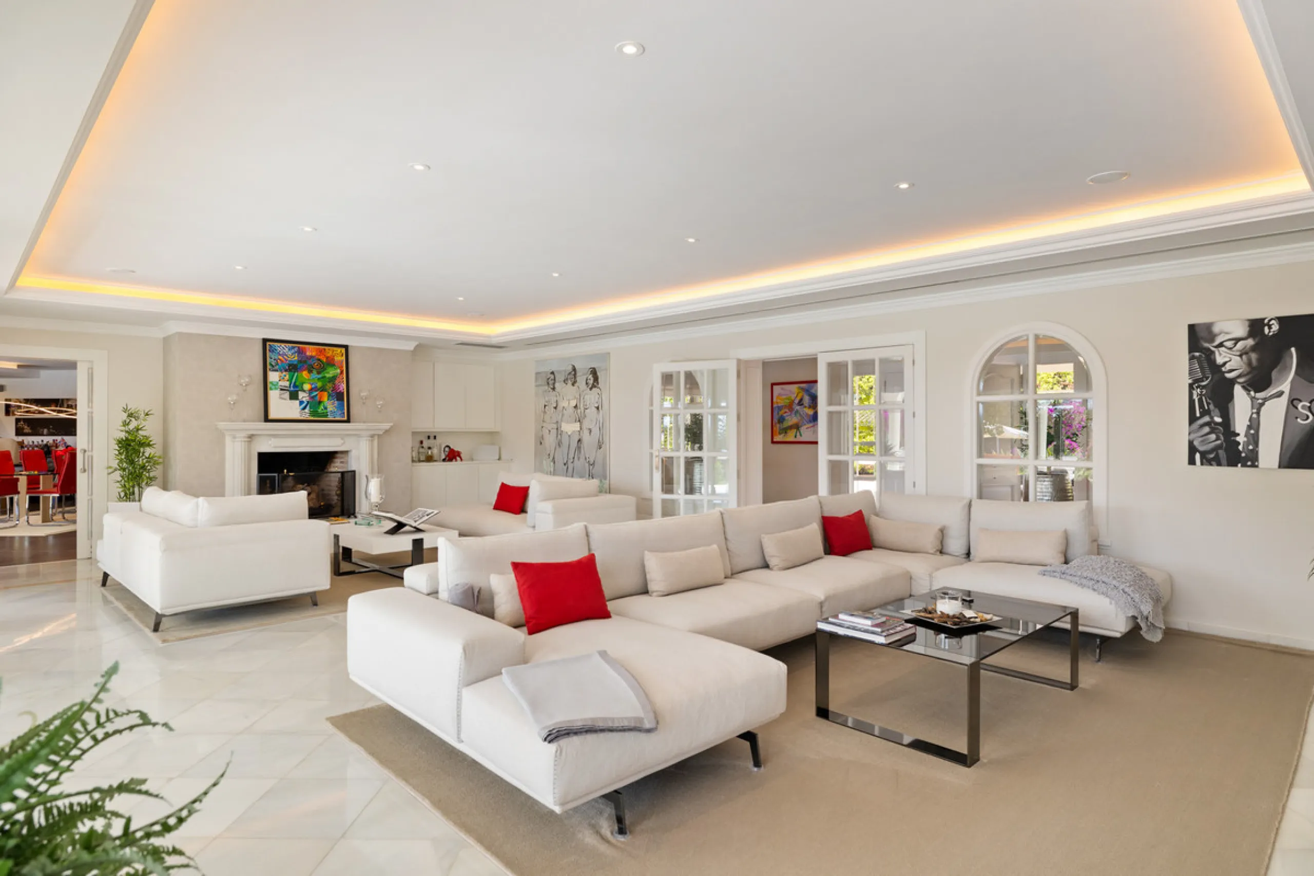 A great, recently renovated villa with a perfect fusion between contemporary design and Andalusian style.