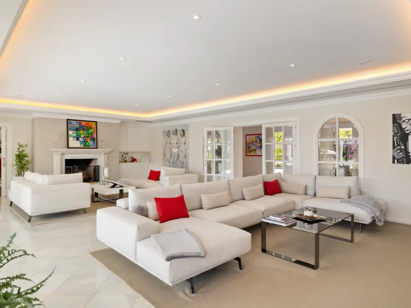 A great, recently renovated villa with a perfect fusion between contemporary design and Andalusian style.