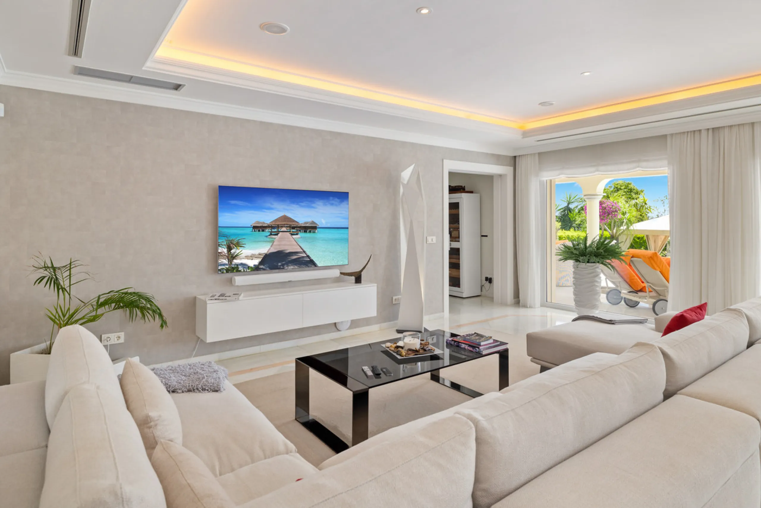 A great, recently renovated villa with a perfect fusion between contemporary design and Andalusian style.