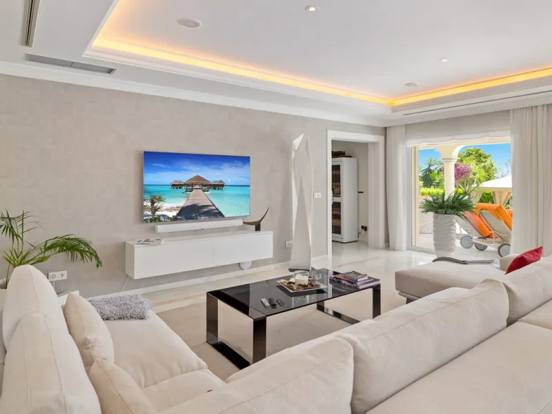 A great, recently renovated villa with a perfect fusion between contemporary design and Andalusian style.