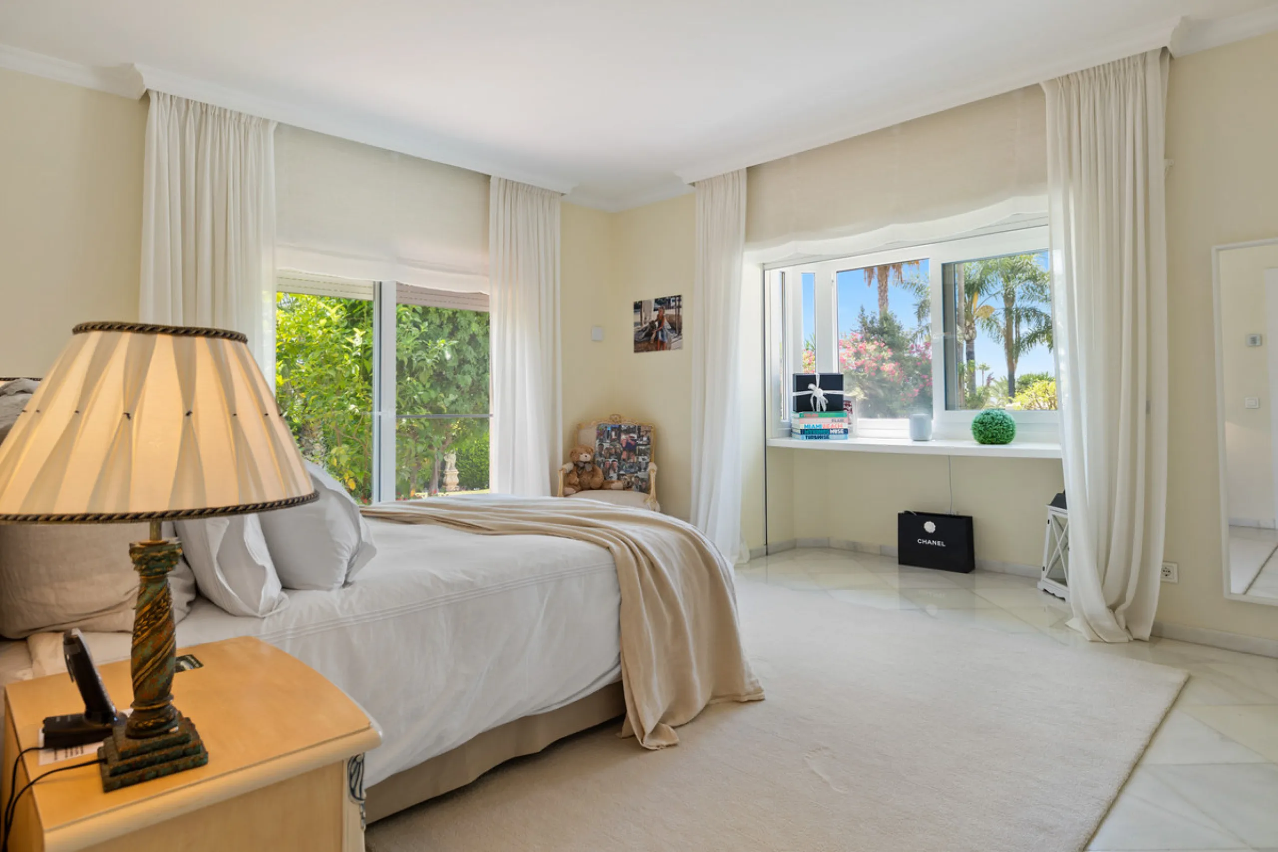 A great, recently renovated villa with a perfect fusion between contemporary design and Andalusian style.