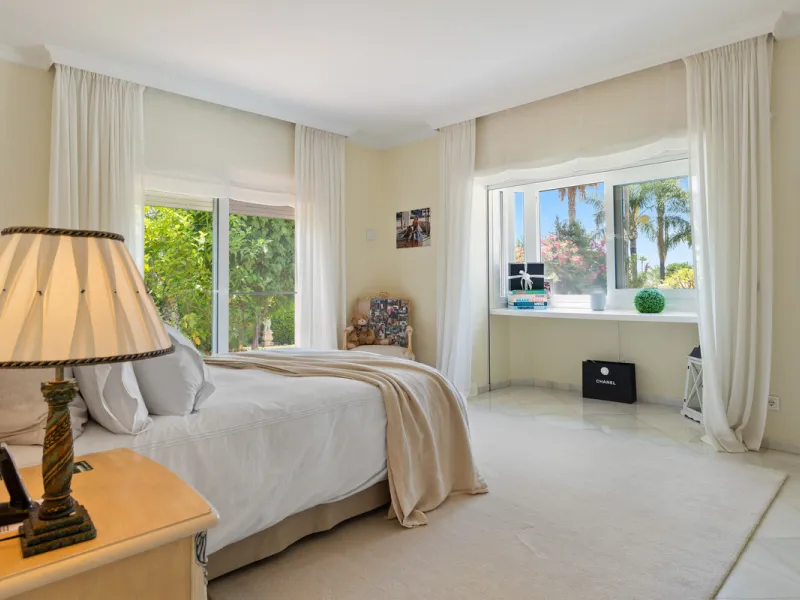 A great, recently renovated villa with a perfect fusion between contemporary design and Andalusian style.