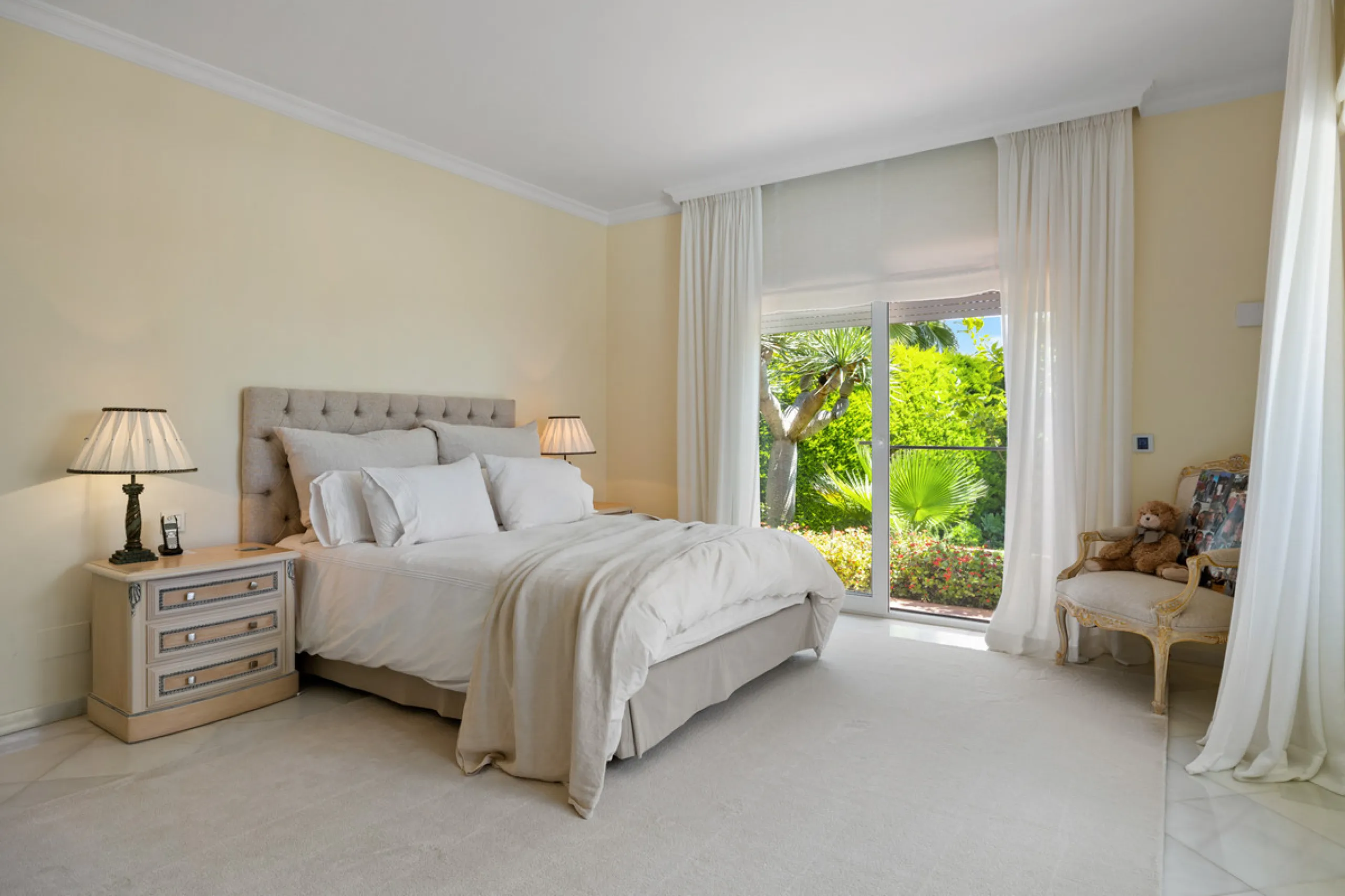 A great, recently renovated villa with a perfect fusion between contemporary design and Andalusian style.