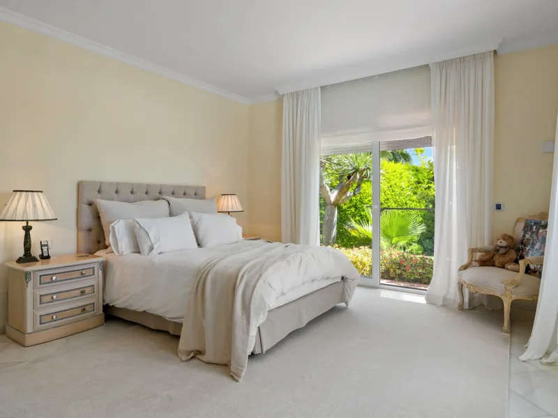 A great, recently renovated villa with a perfect fusion between contemporary design and Andalusian style.