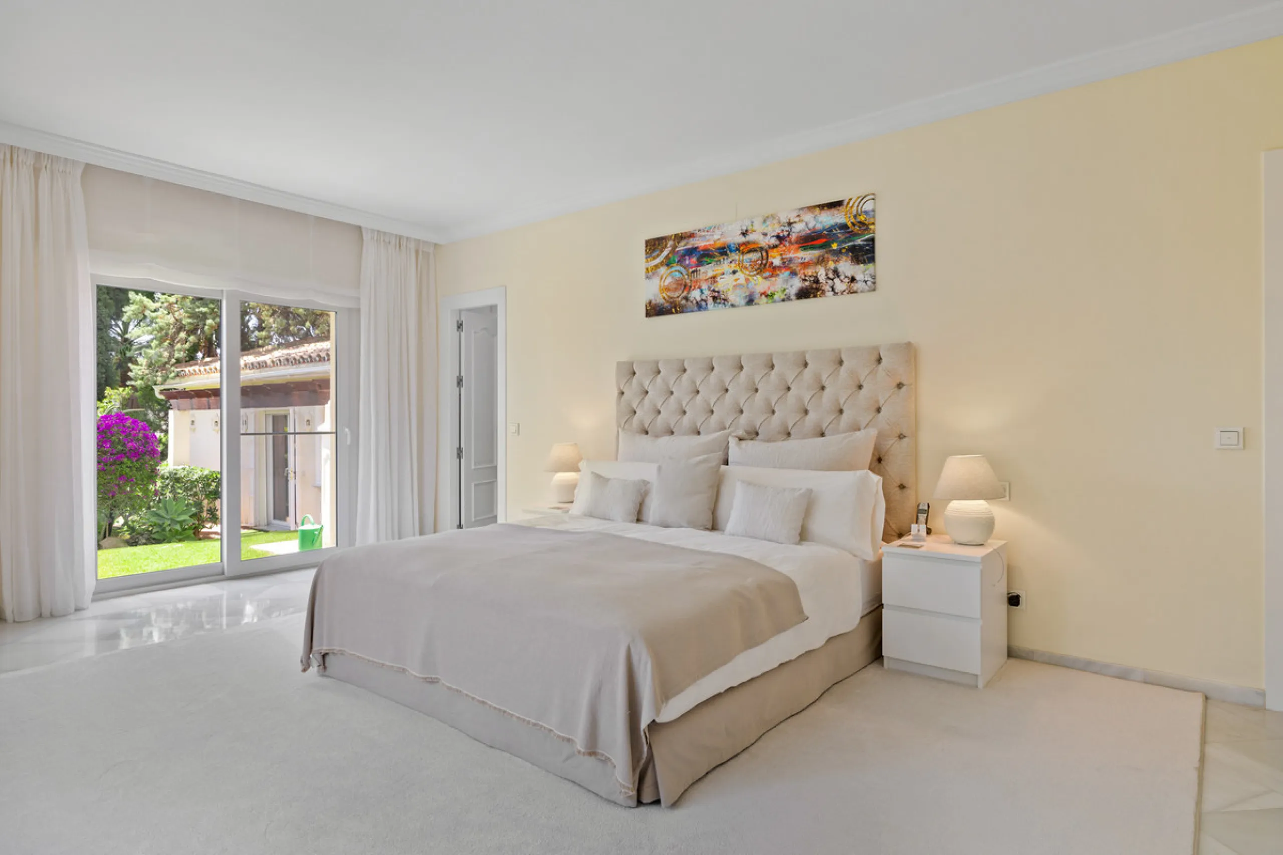 A great, recently renovated villa with a perfect fusion between contemporary design and Andalusian style.