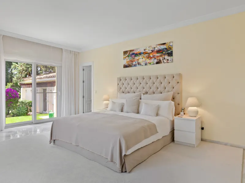 A great, recently renovated villa with a perfect fusion between contemporary design and Andalusian style.