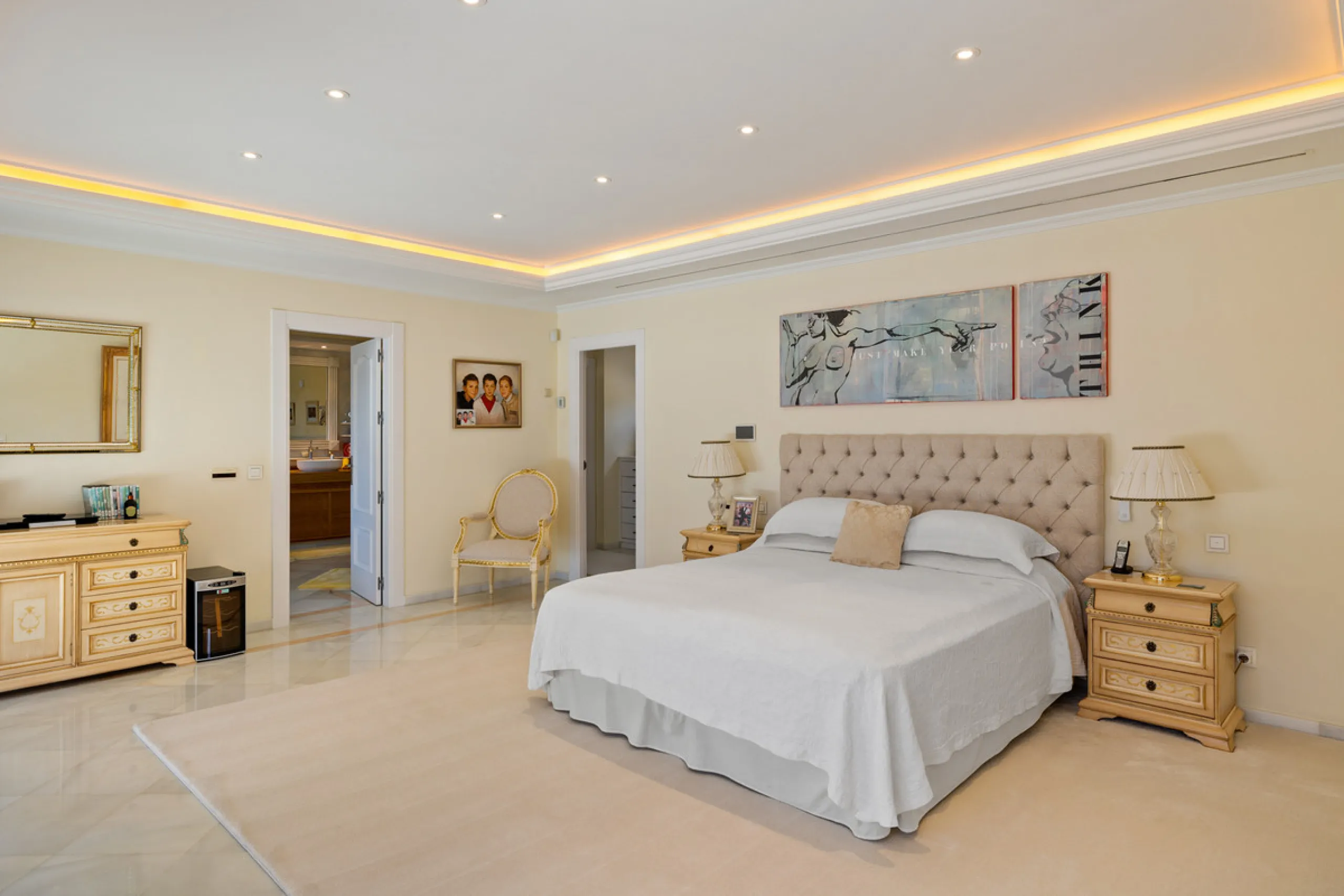 A great, recently renovated villa with a perfect fusion between contemporary design and Andalusian style.