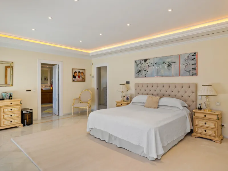 A great, recently renovated villa with a perfect fusion between contemporary design and Andalusian style.