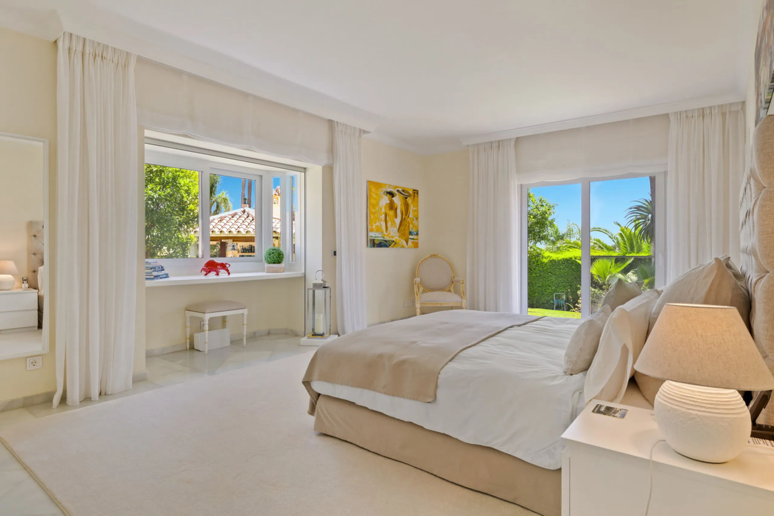 A great, recently renovated villa with a perfect fusion between contemporary design and Andalusian style.