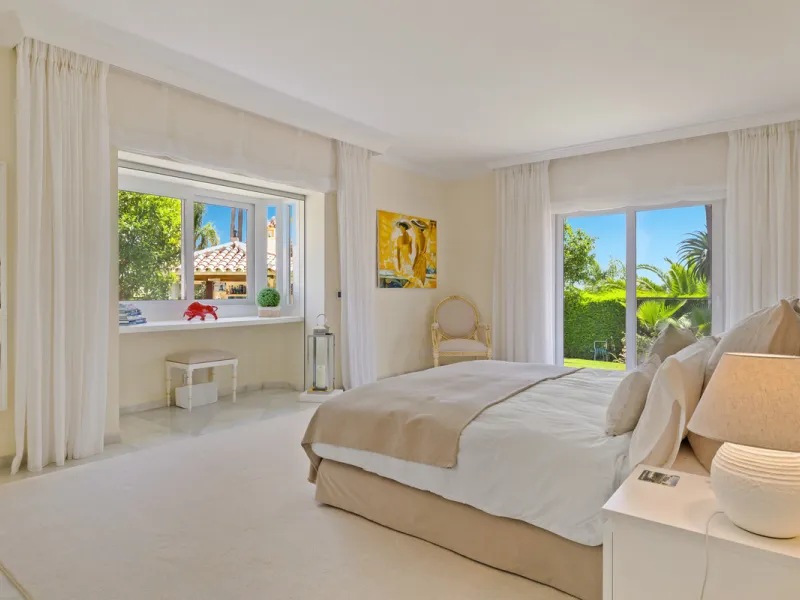 A great, recently renovated villa with a perfect fusion between contemporary design and Andalusian style.