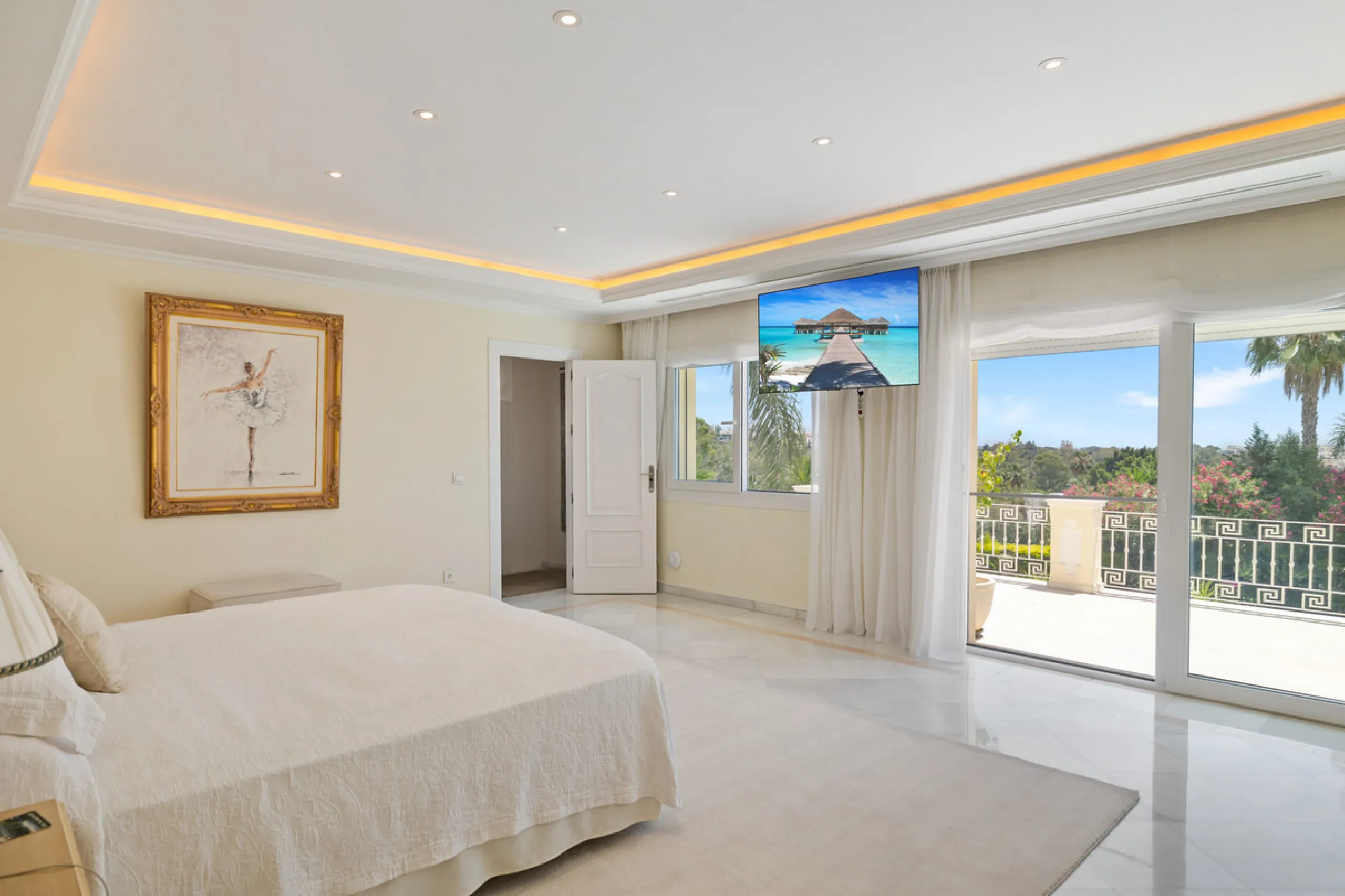 A great, recently renovated villa with a perfect fusion between contemporary design and Andalusian style.
