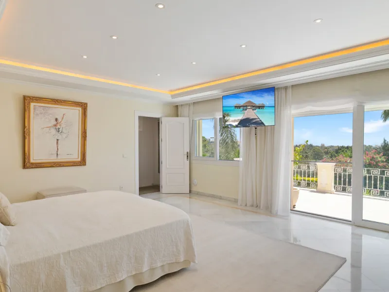 A great, recently renovated villa with a perfect fusion between contemporary design and Andalusian style.