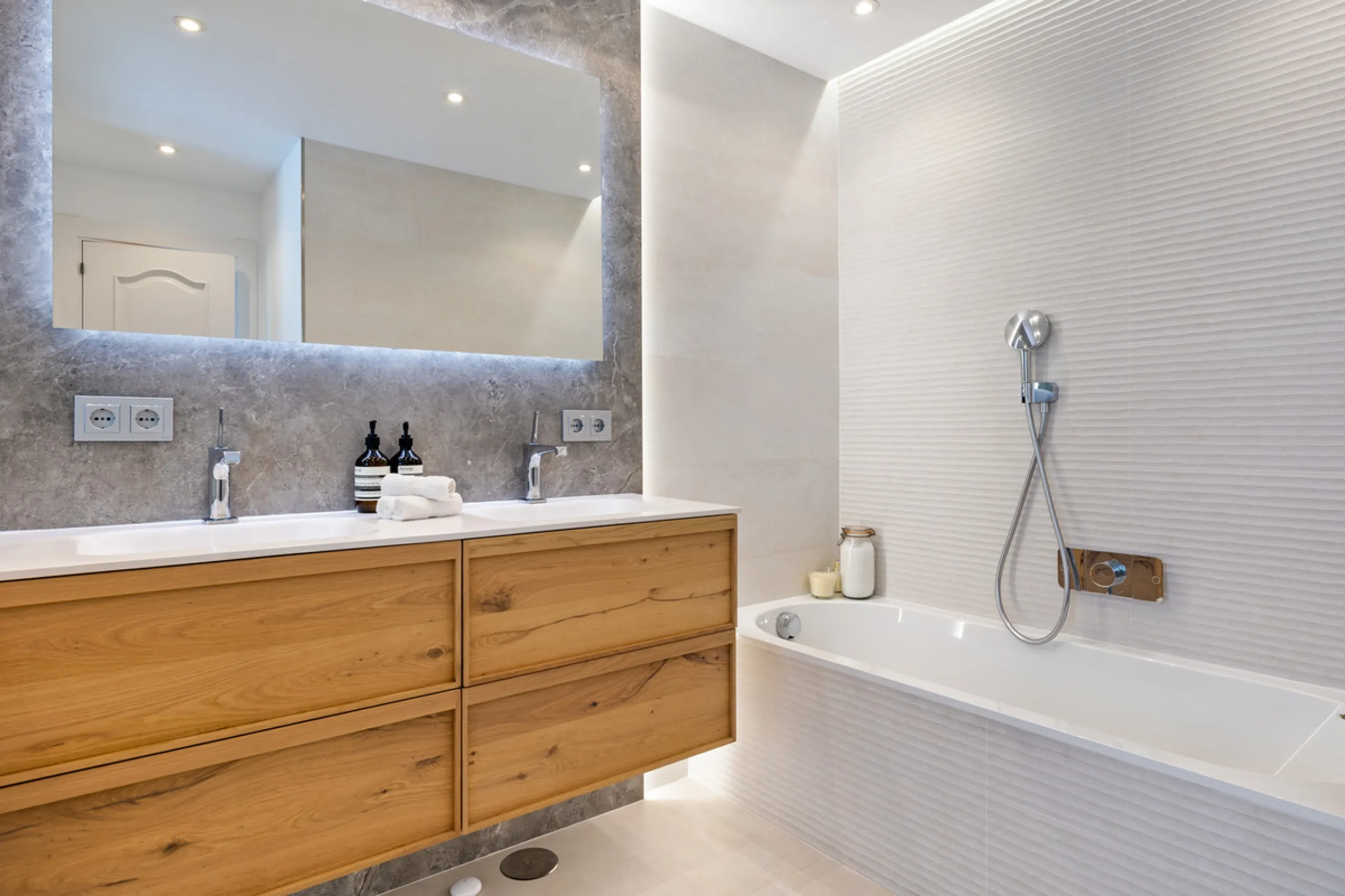 A great, recently renovated villa with a perfect fusion between contemporary design and Andalusian style.