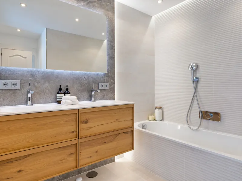 A great, recently renovated villa with a perfect fusion between contemporary design and Andalusian style.