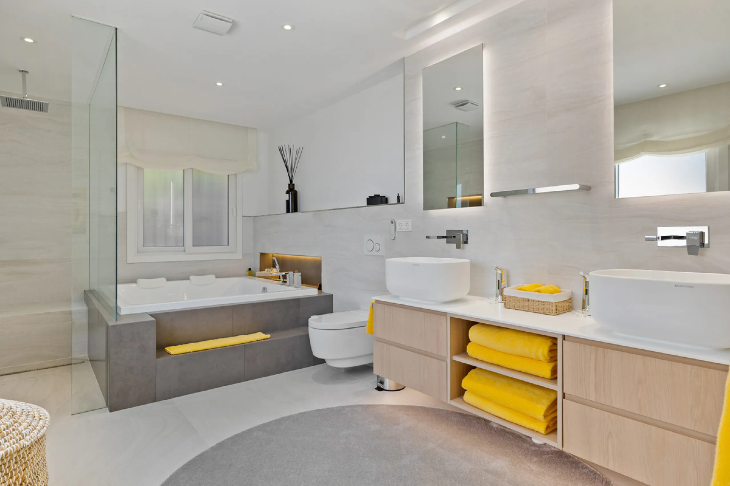 A great, recently renovated villa with a perfect fusion between contemporary design and Andalusian style.