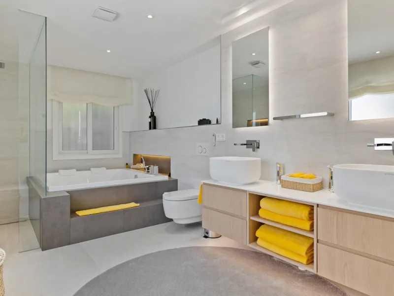 A great, recently renovated villa with a perfect fusion between contemporary design and Andalusian style.