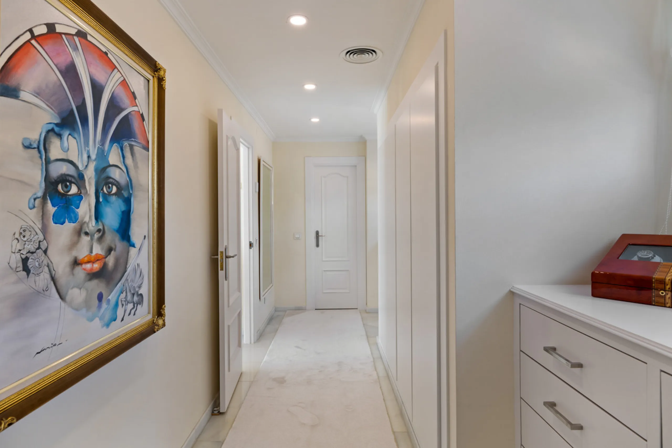 A great, recently renovated villa with a perfect fusion between contemporary design and Andalusian style.