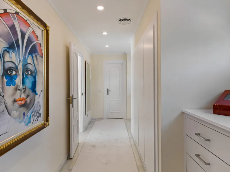 A great, recently renovated villa with a perfect fusion between contemporary design and Andalusian style.