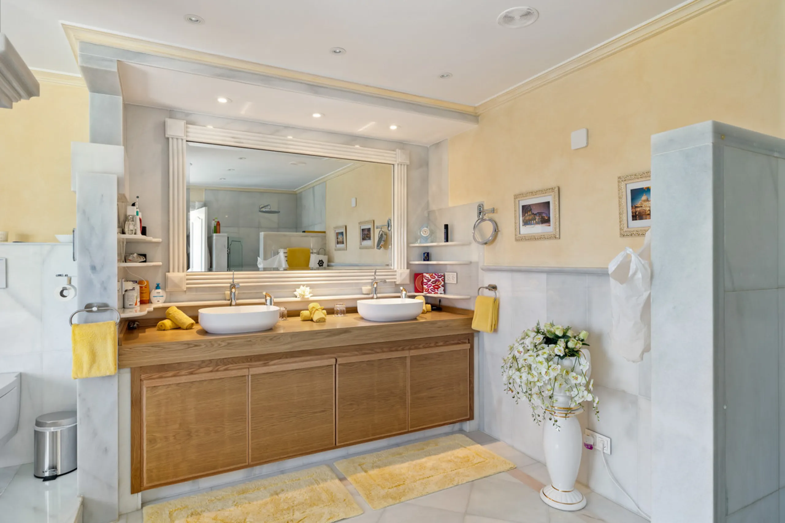 A great, recently renovated villa with a perfect fusion between contemporary design and Andalusian style.