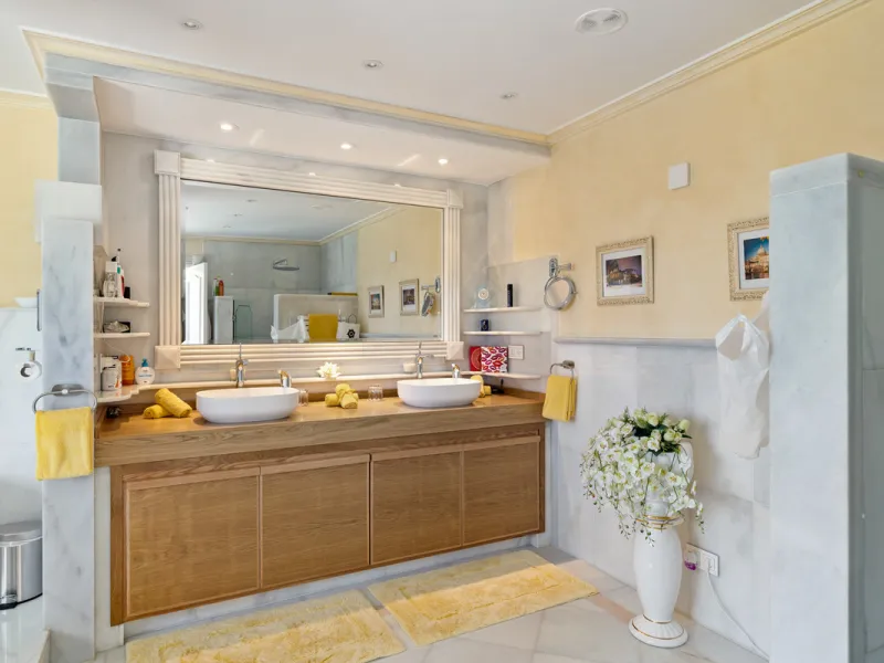 A great, recently renovated villa with a perfect fusion between contemporary design and Andalusian style.