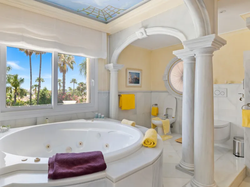 A great, recently renovated villa with a perfect fusion between contemporary design and Andalusian style.