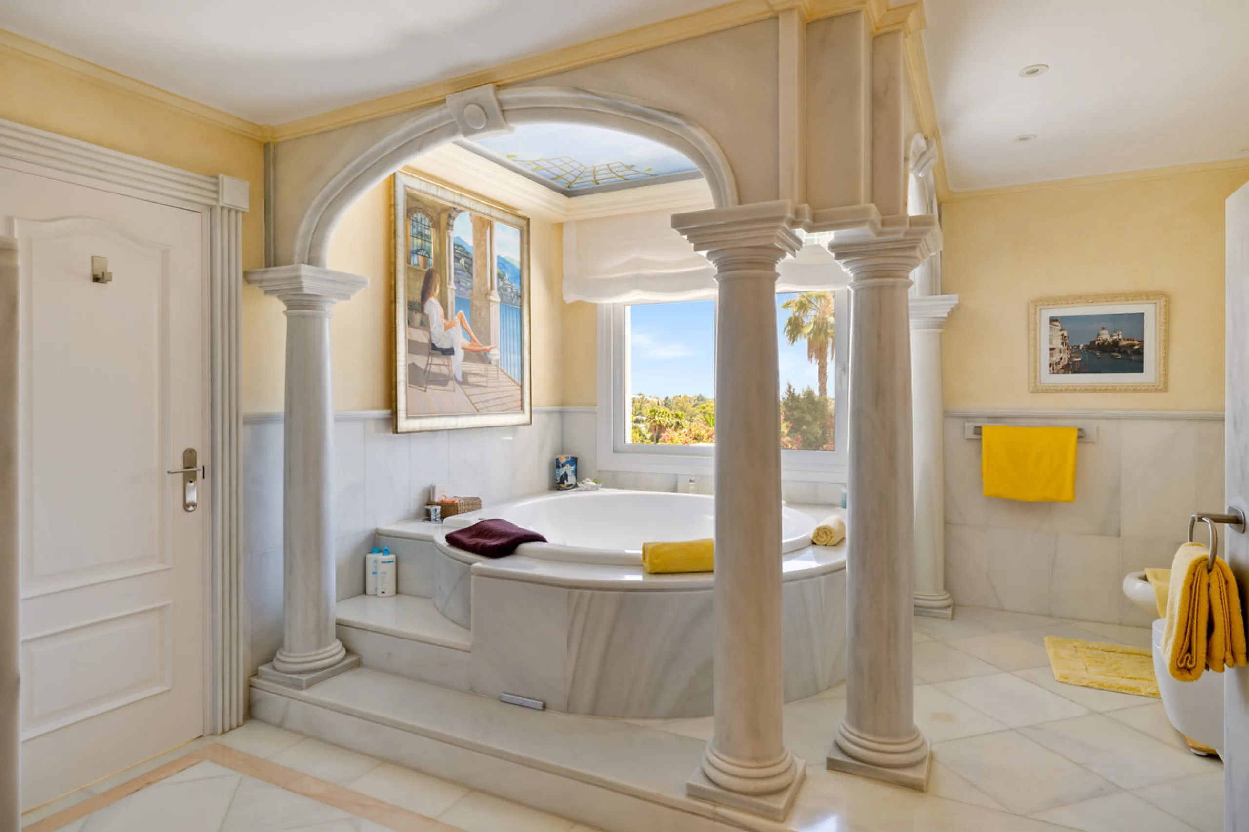 A great, recently renovated villa with a perfect fusion between contemporary design and Andalusian style.