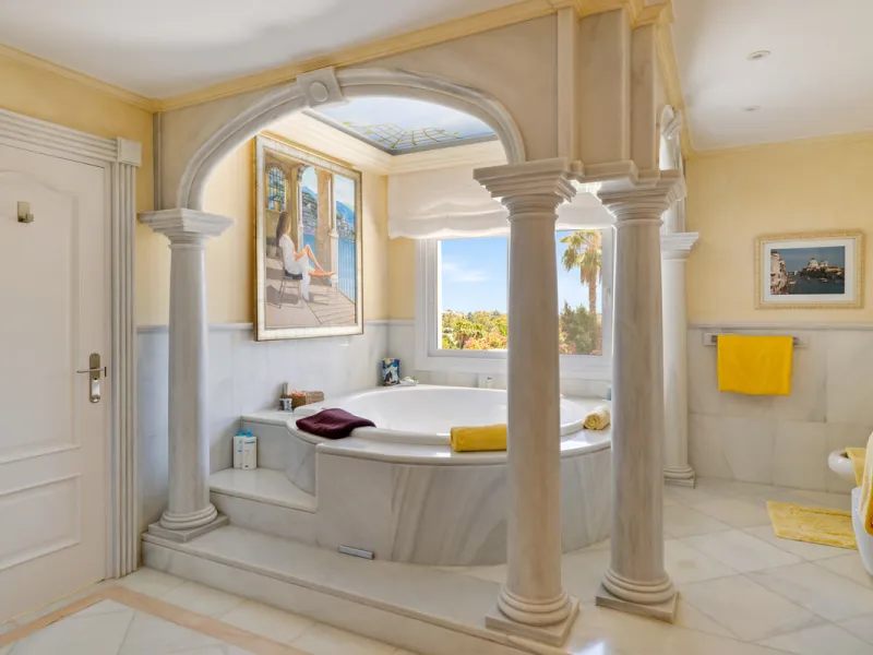 A great, recently renovated villa with a perfect fusion between contemporary design and Andalusian style.