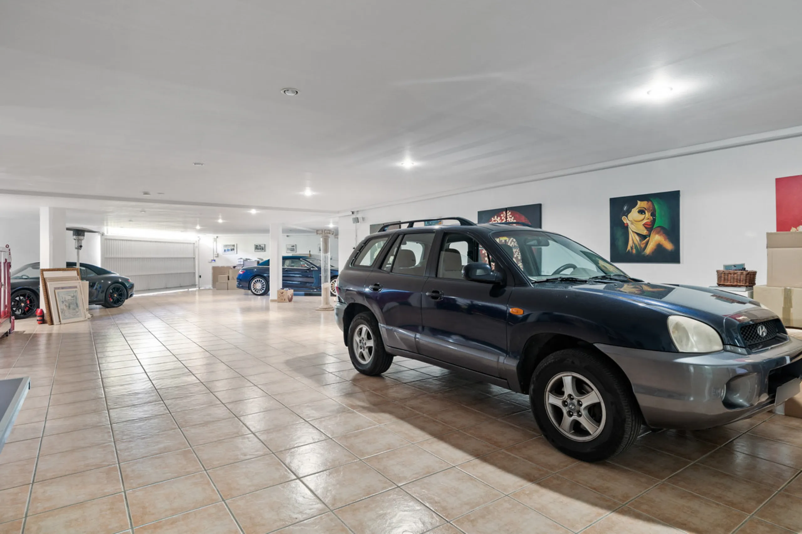 A great, recently renovated villa with a perfect fusion between contemporary design and Andalusian style.