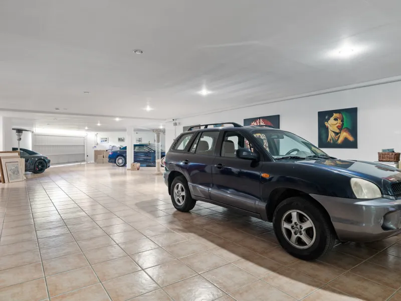 A great, recently renovated villa with a perfect fusion between contemporary design and Andalusian style.