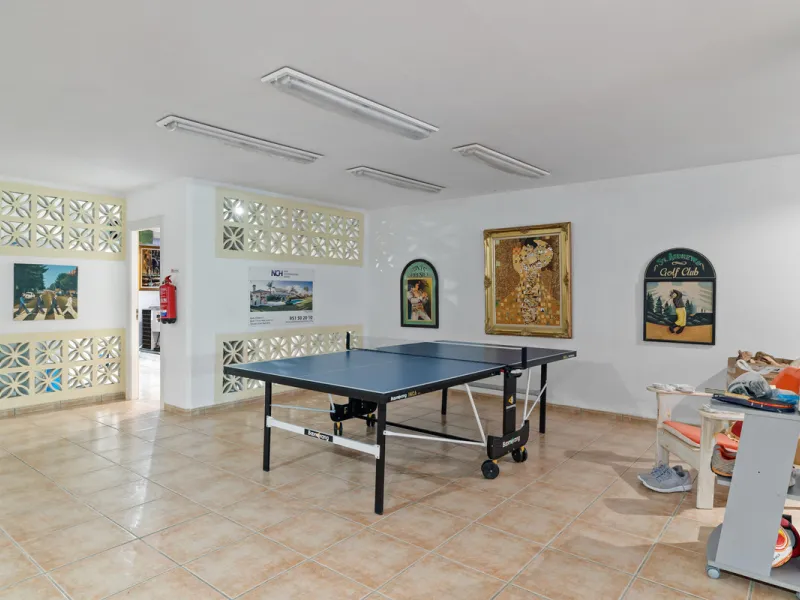 A great, recently renovated villa with a perfect fusion between contemporary design and Andalusian style.