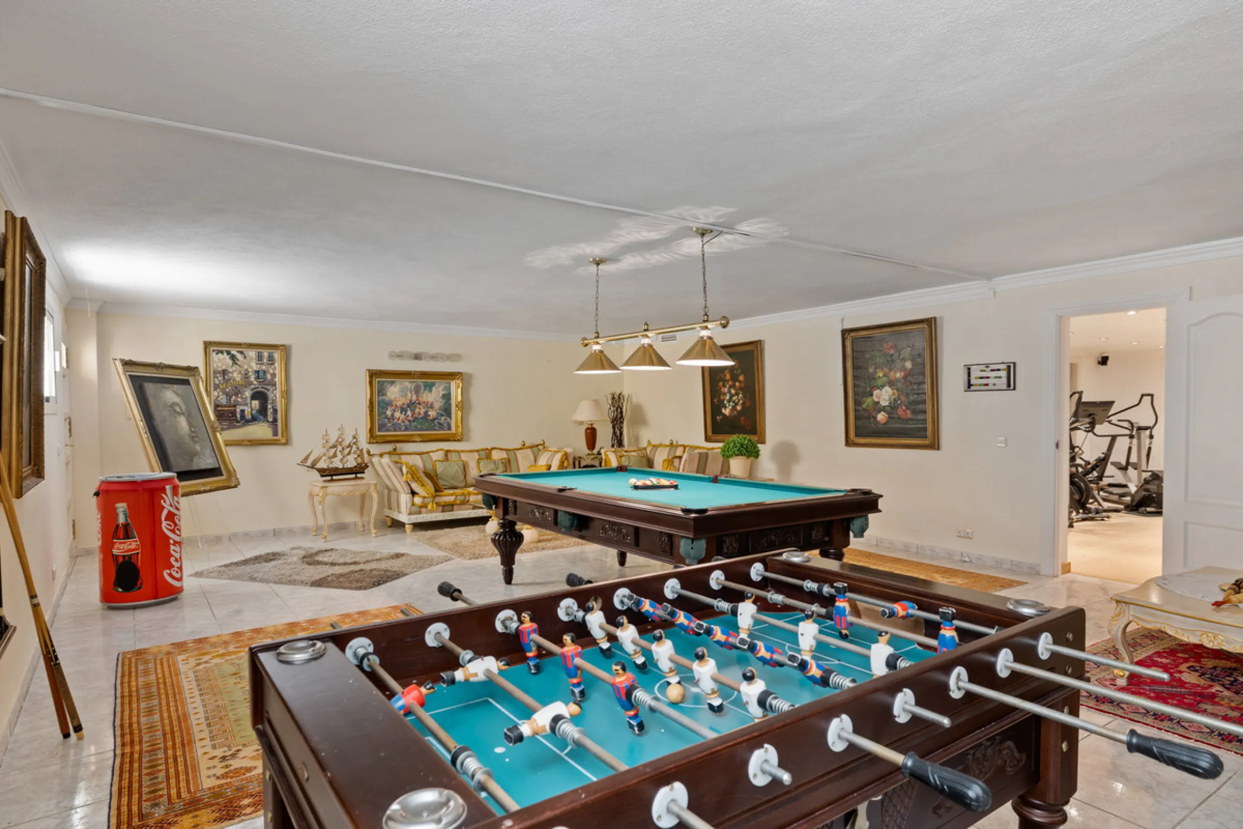 A great, recently renovated villa with a perfect fusion between contemporary design and Andalusian style.