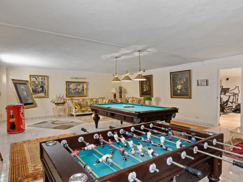 A great, recently renovated villa with a perfect fusion between contemporary design and Andalusian style.