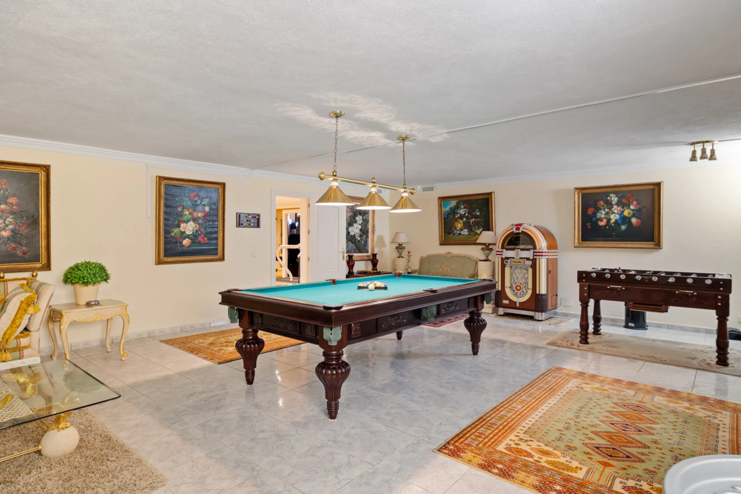 A great, recently renovated villa with a perfect fusion between contemporary design and Andalusian style.