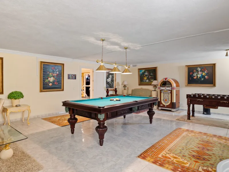 A great, recently renovated villa with a perfect fusion between contemporary design and Andalusian style.