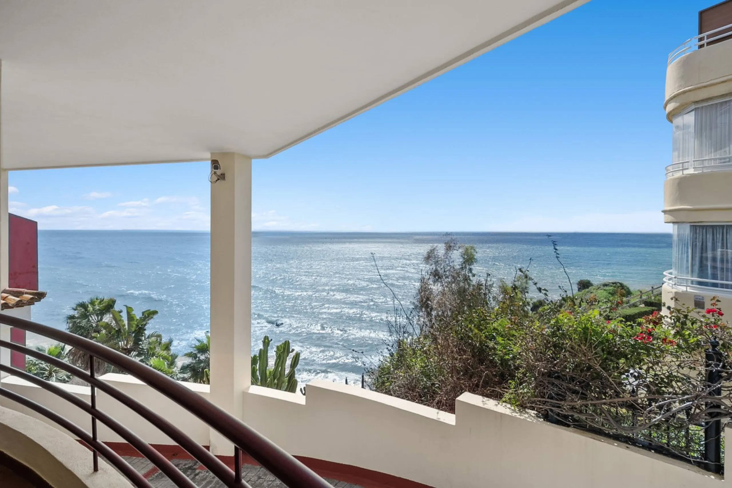 Exquisite Frontline Beach Apartment in an Exclusive Development.