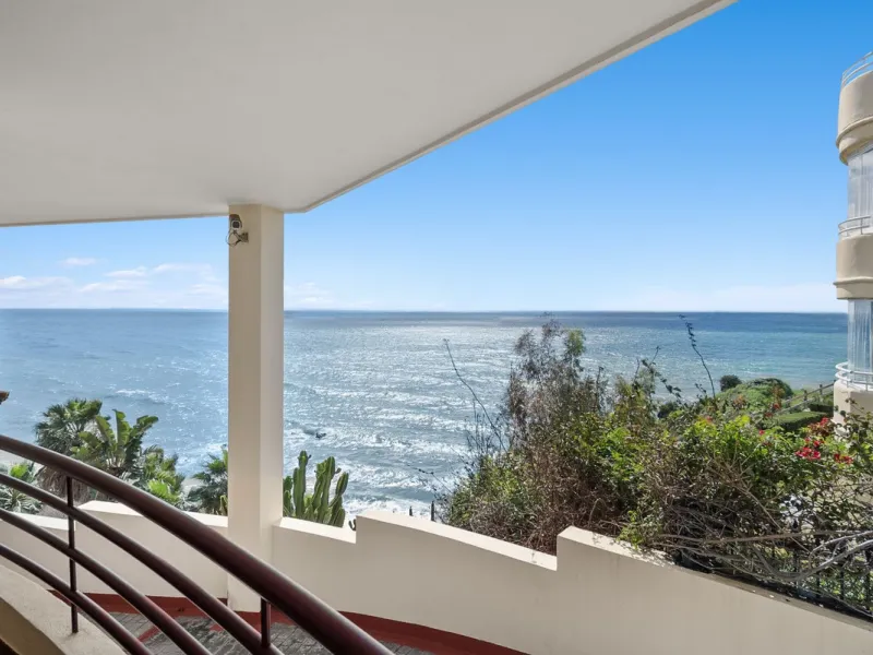 Exquisite Frontline Beach Apartment in an Exclusive Development.