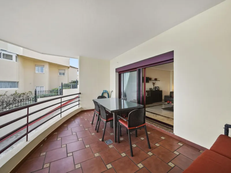 Exquisite Frontline Beach Apartment in an Exclusive Development.